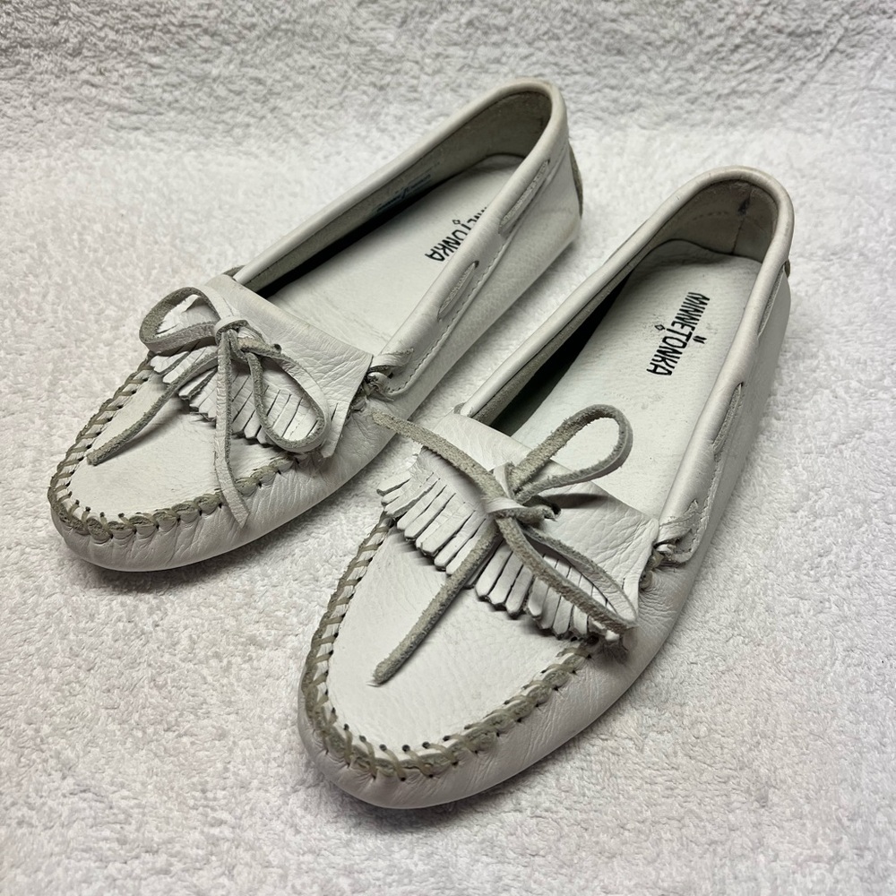 Minnetonka Women's White Leather Moccasins Driving Shoes Size 9.5